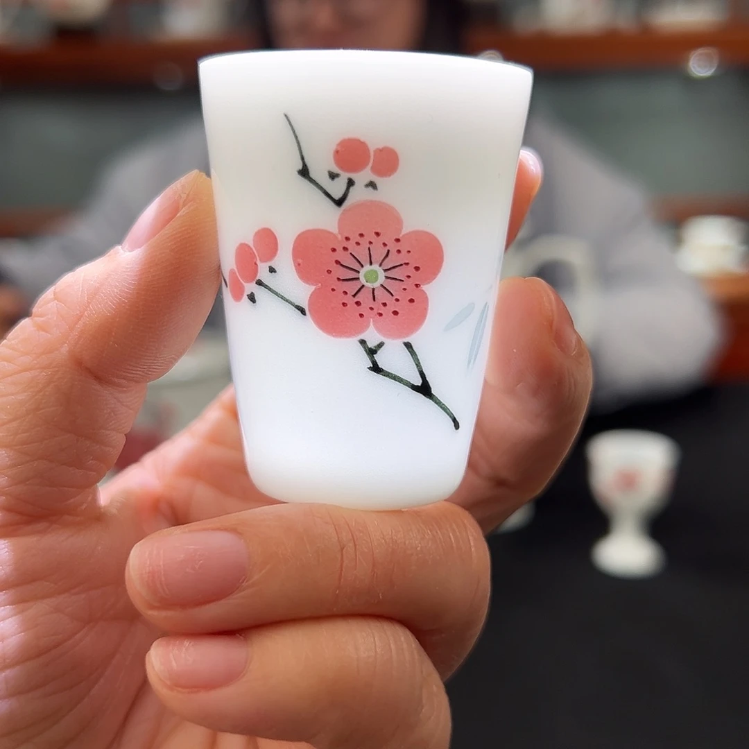 翠竹红梅闻香杯。微瑕