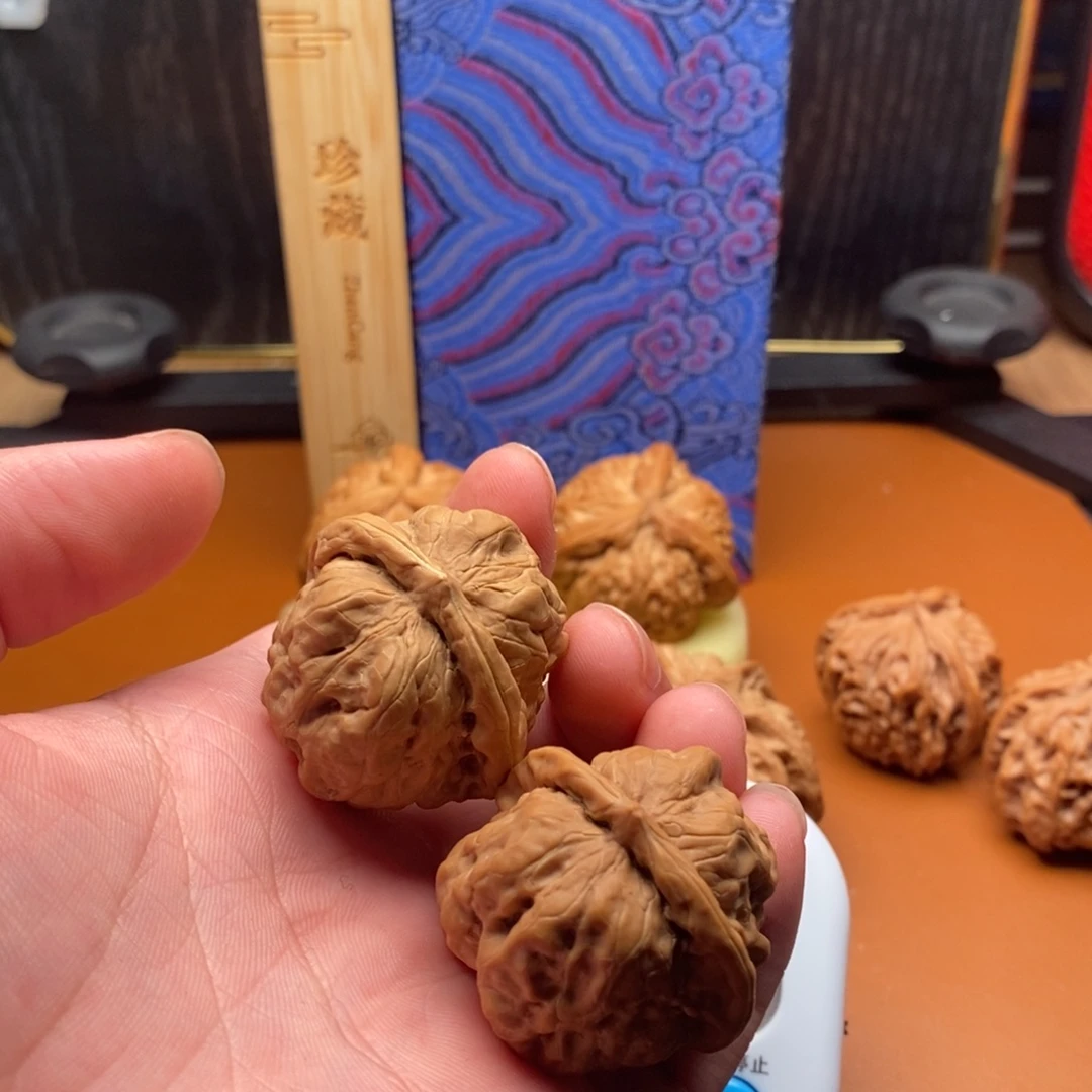 文玩等形式来满足广大