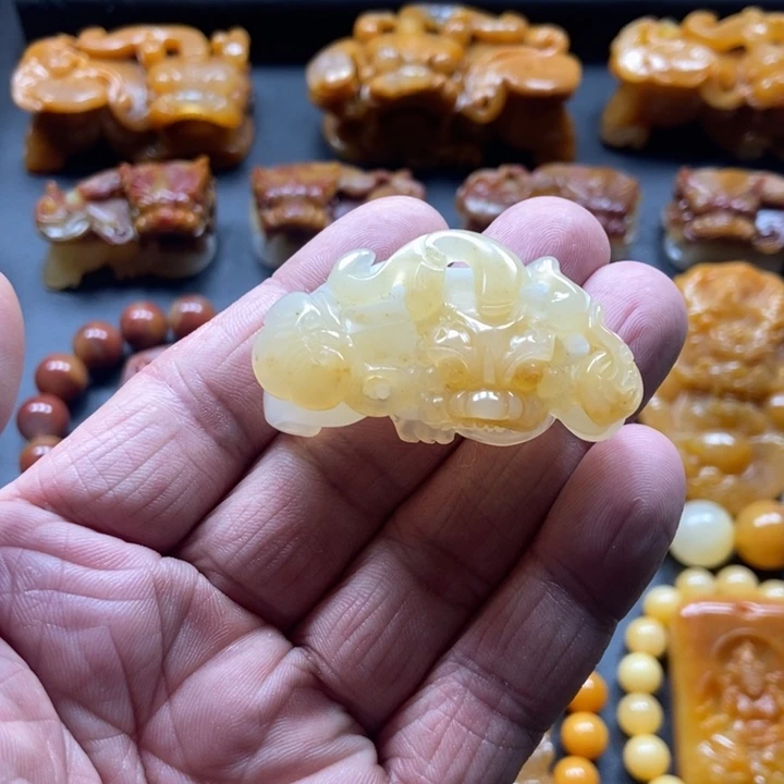 石英质玉（黄龙玉）未镶嵌颈饰