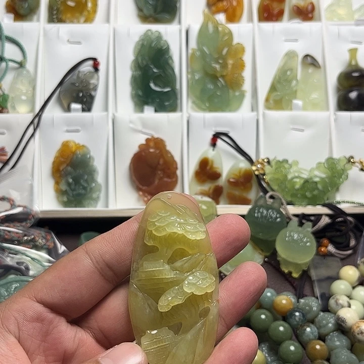 未镶嵌蛇纹石玉吊坠