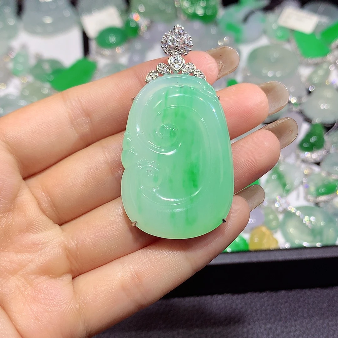 翡翠18K金镶嵌颈饰如意