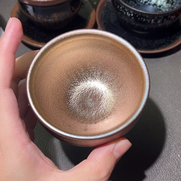 茶盏叶色鲜艳艳而均匀饱满