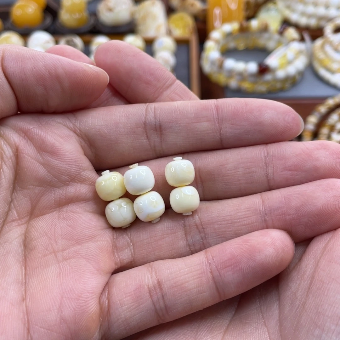 高***止琥珀未镶嵌裸石8.2-8.4毫米三对老型对珠