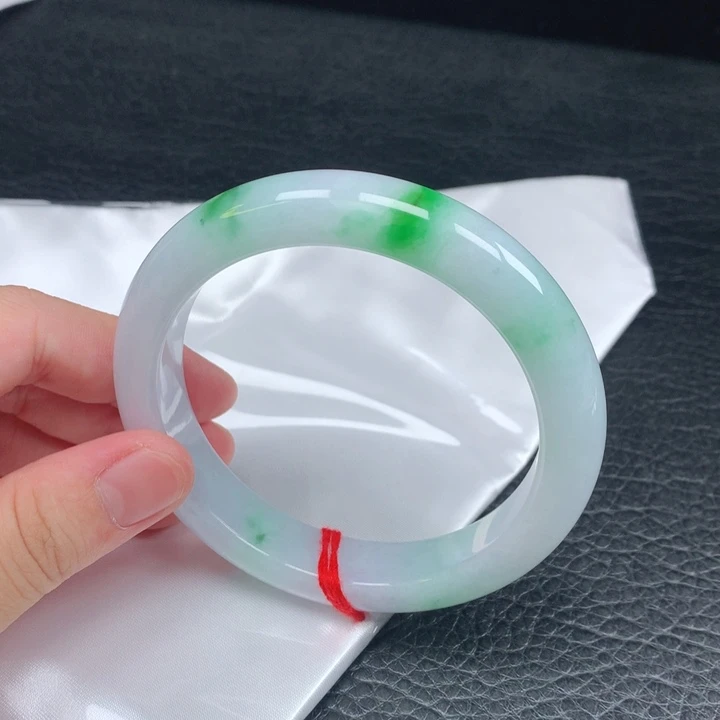 翡翠手镯未镶嵌60-61。