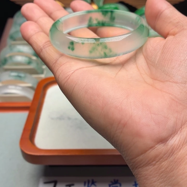 上***蹲石英质玉未镶嵌手镯