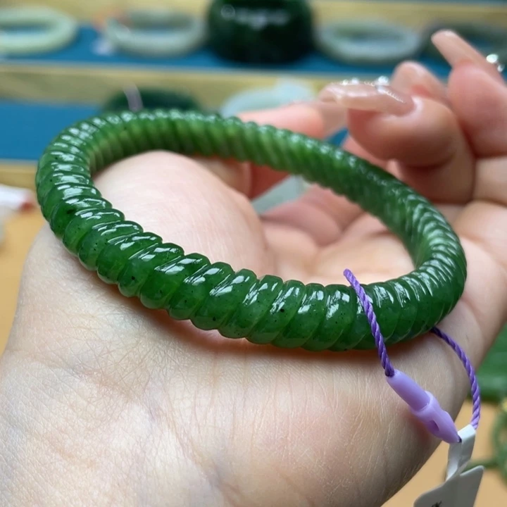 和田玉手镯59圈口。编号17未镶嵌