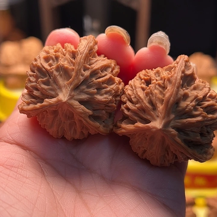 文玩核桃吊坠盘龙纹三棱 全品
