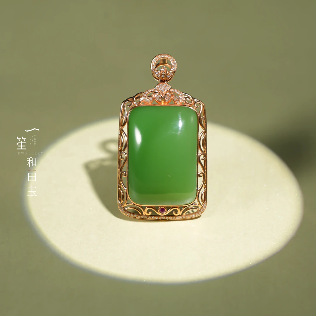 【一笙珠宝】收藏级和田玉高色浓粉绿无事牌吊坠  YS1561