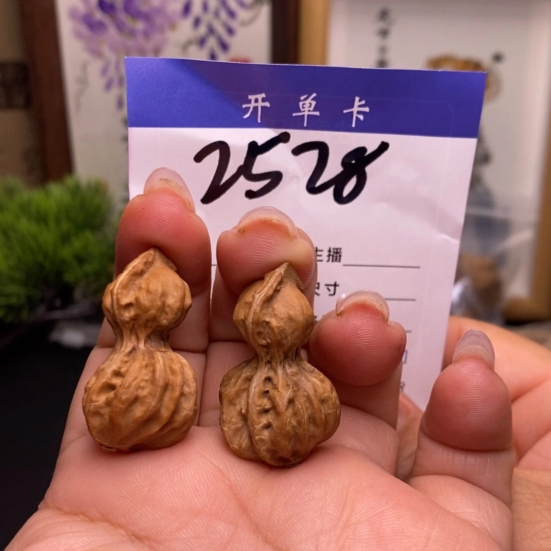 文玩核桃吊坠花生。高。32。丹