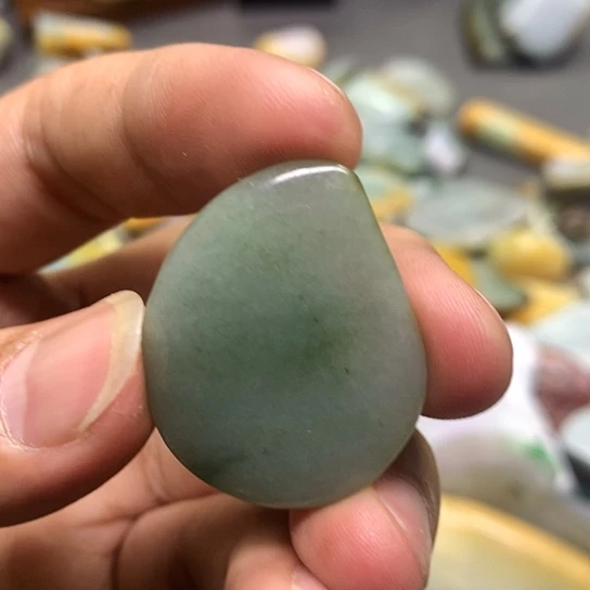 翡翠耳饰未镶嵌翡翠