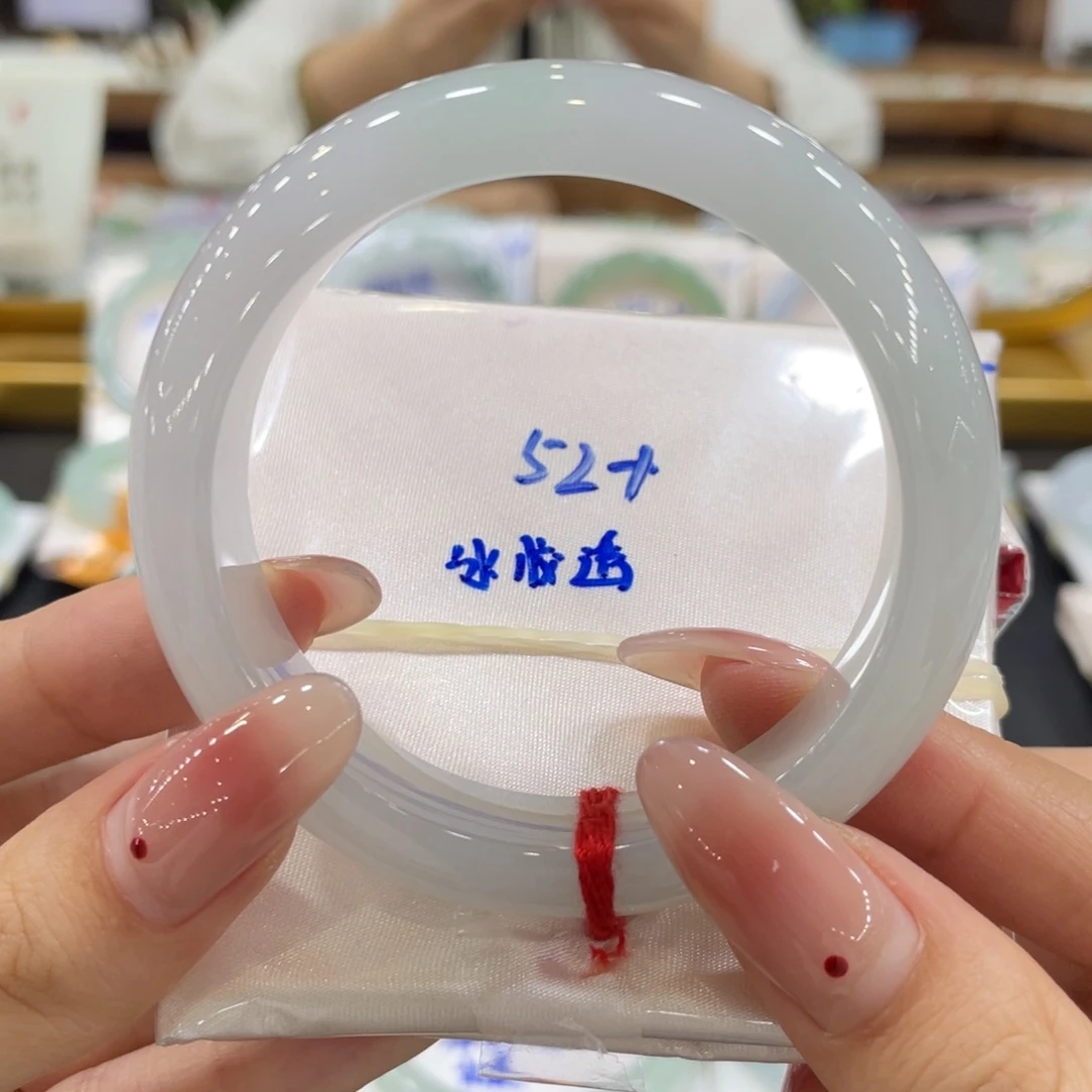 翡翠手镯未镶嵌翡翠