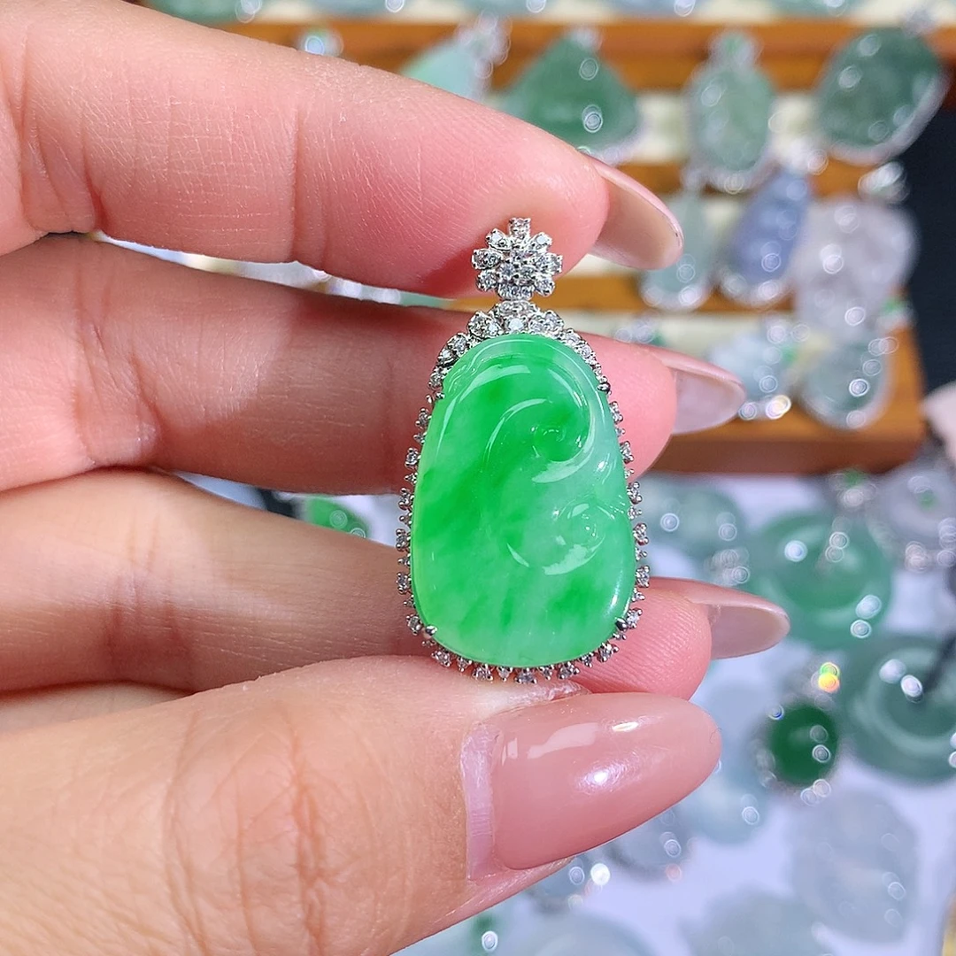 翡翠18K金镶嵌颈饰翡翠