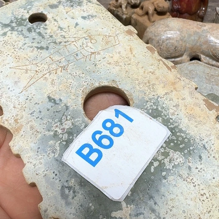 和田玉颈饰未镶嵌识**马