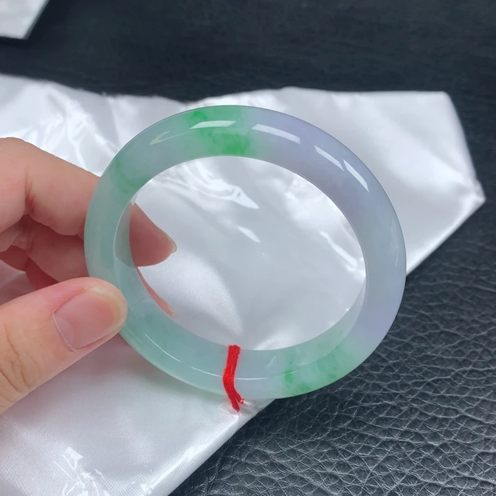 翡翠手镯未镶嵌。