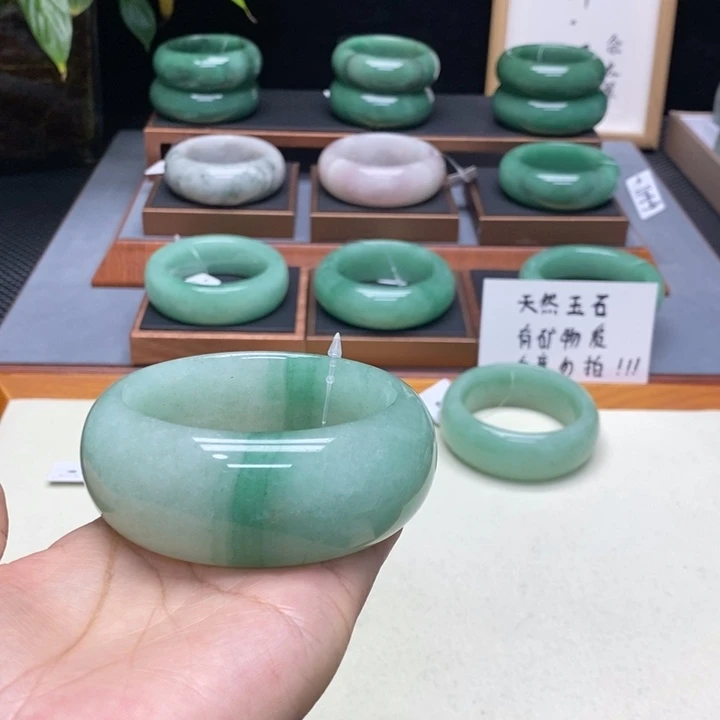 叮***M石英质玉未镶嵌手镯