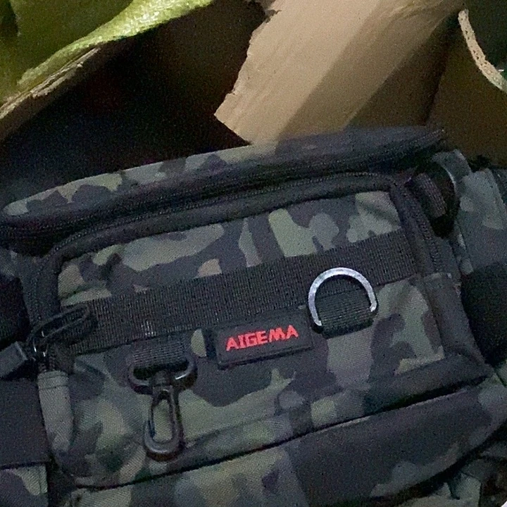 绿色迷彩路亚腰包一个，