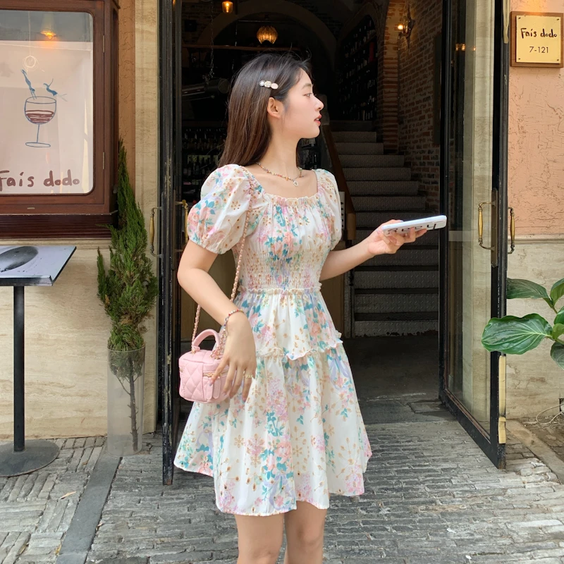 茶歇法式方领泡泡袖碎花连衣裙女夏季2025新款高级感收腰气质短裙