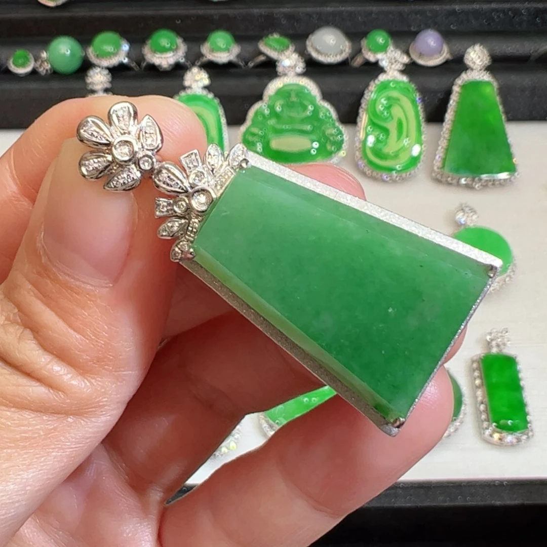 翡翠吊坠(不含链)18K金镶嵌