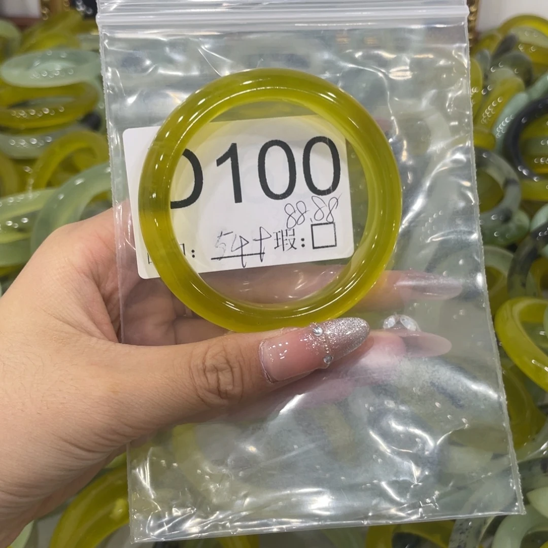 未镶嵌蛇纹石玉颈饰萱**?