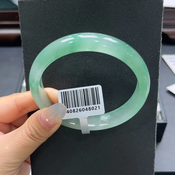 珍***姨石英质玉（非洲翠）未镶嵌手镯