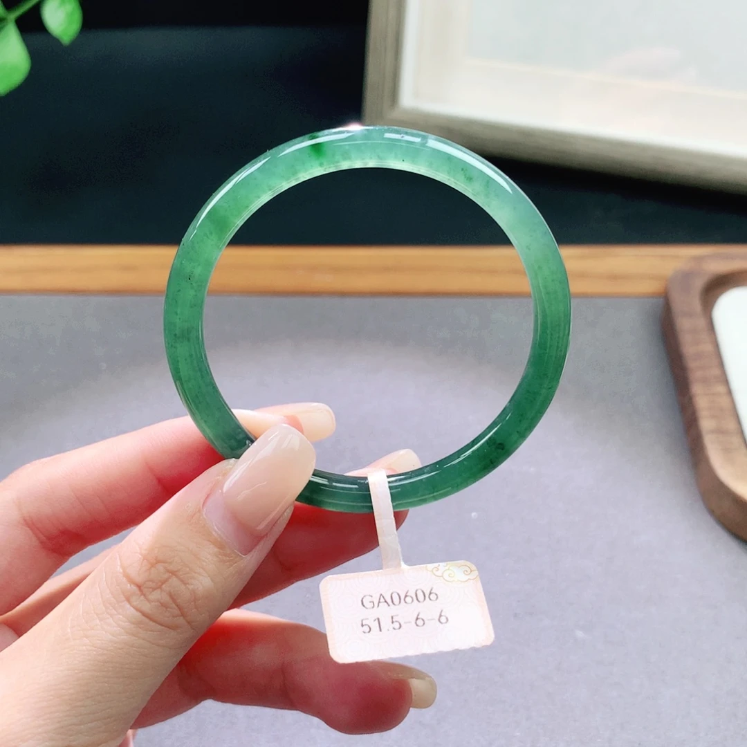 翡翠手镯未镶嵌天然翡翠