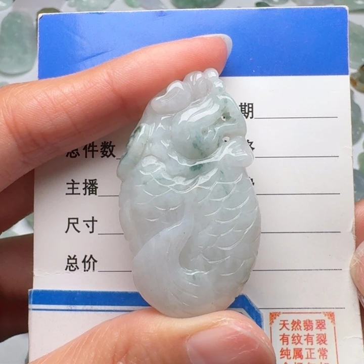 翡翠未镶嵌颈饰龙鱼