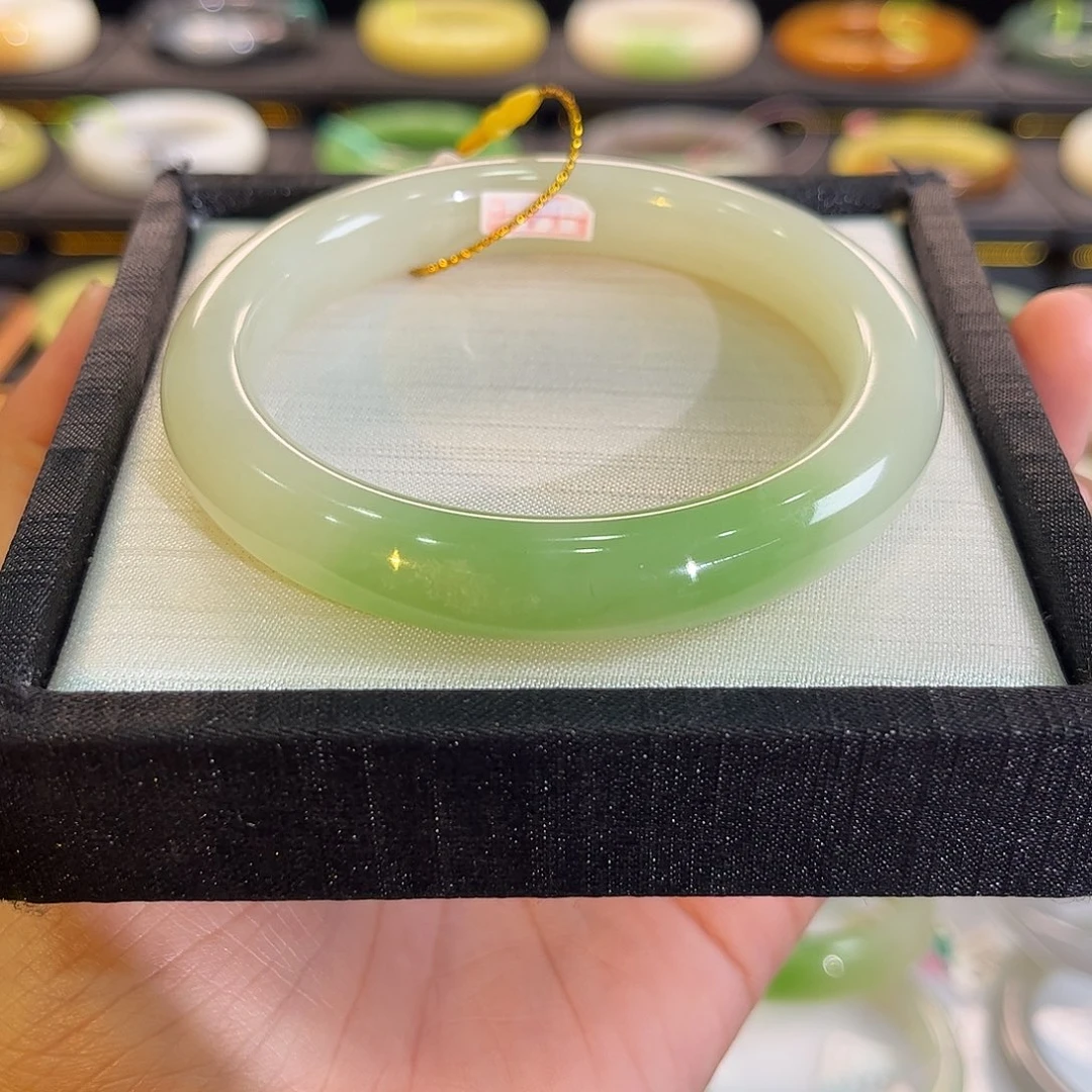 和田玉未镶嵌手镯晴翠