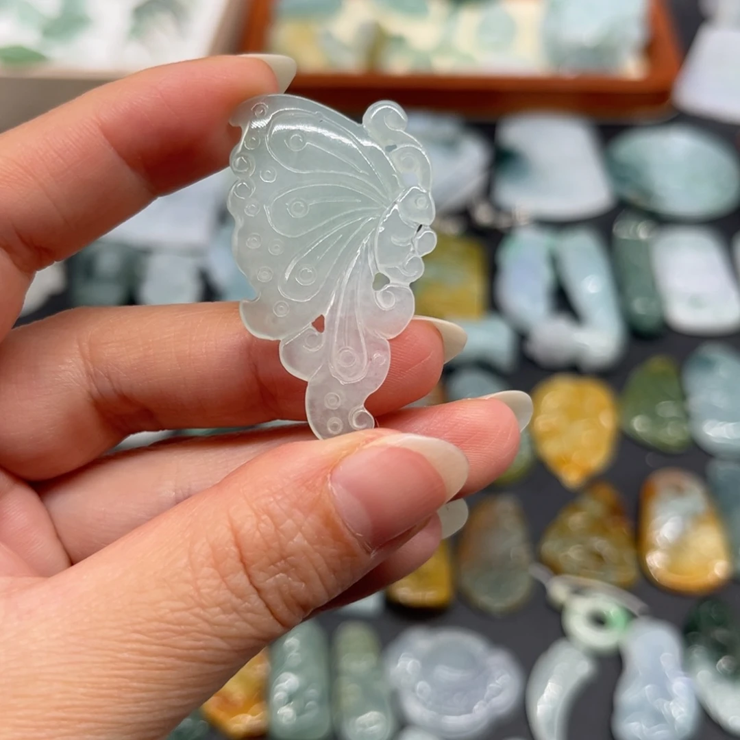 翡翠未镶嵌颈饰蝴蝶