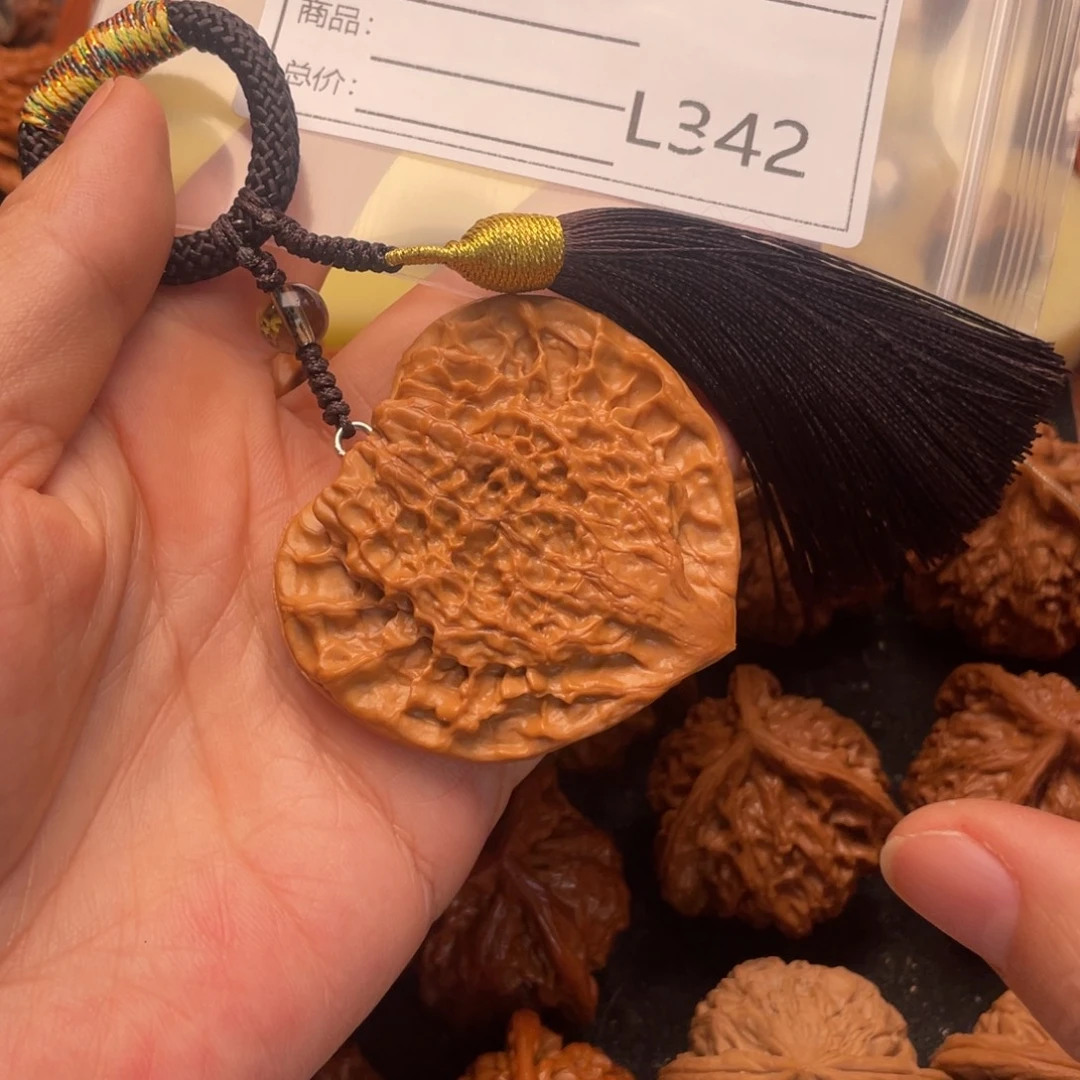 妞***妈文玩核桃吊坠一叶真心56