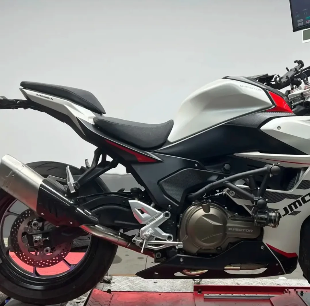 适用于钱江赛550S摩托车排气 原厂外观阀门 天蝎侧拍 底排SC AR