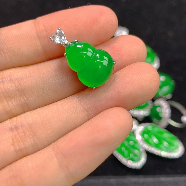 翡翠银S925镶嵌颈饰一个