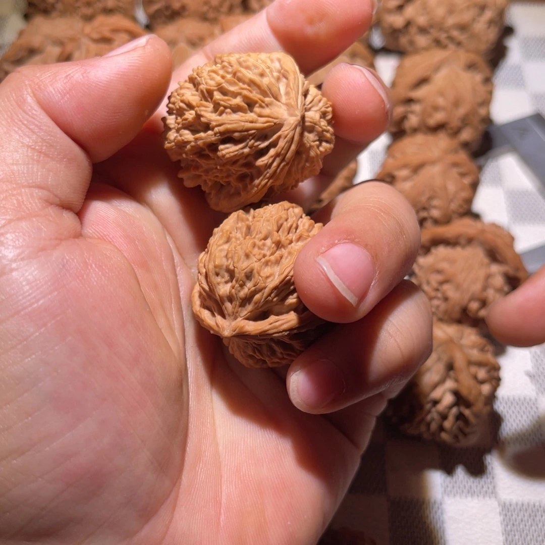 L***l文玩核桃吊坠白狮子