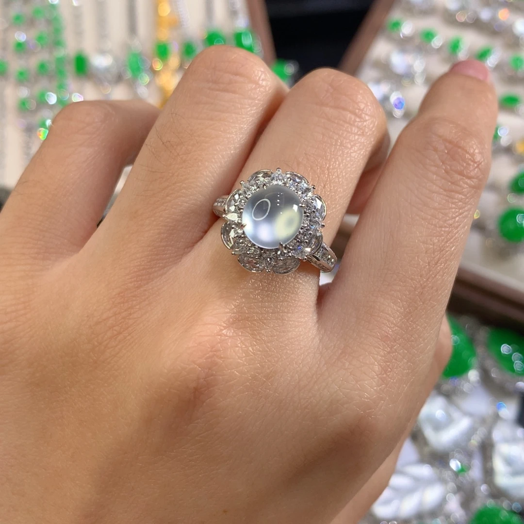 好****翡翠18K金镶嵌颈饰蛋面戒指