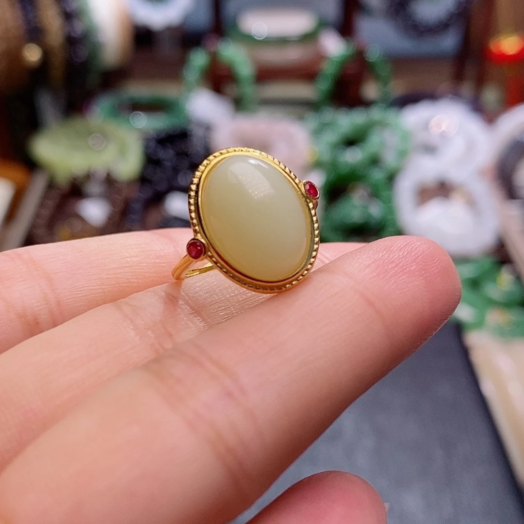 和田玉未镶嵌颈饰黄口戒指