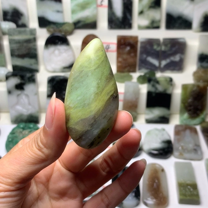 独山玉未镶嵌颈饰