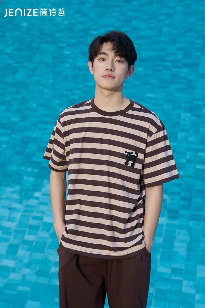 条纹一直是时尚的常青树鲜明亮色与深色对比