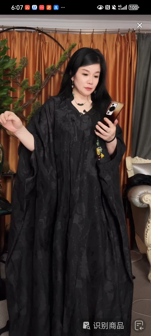 黑色提花盘扣连衣裙