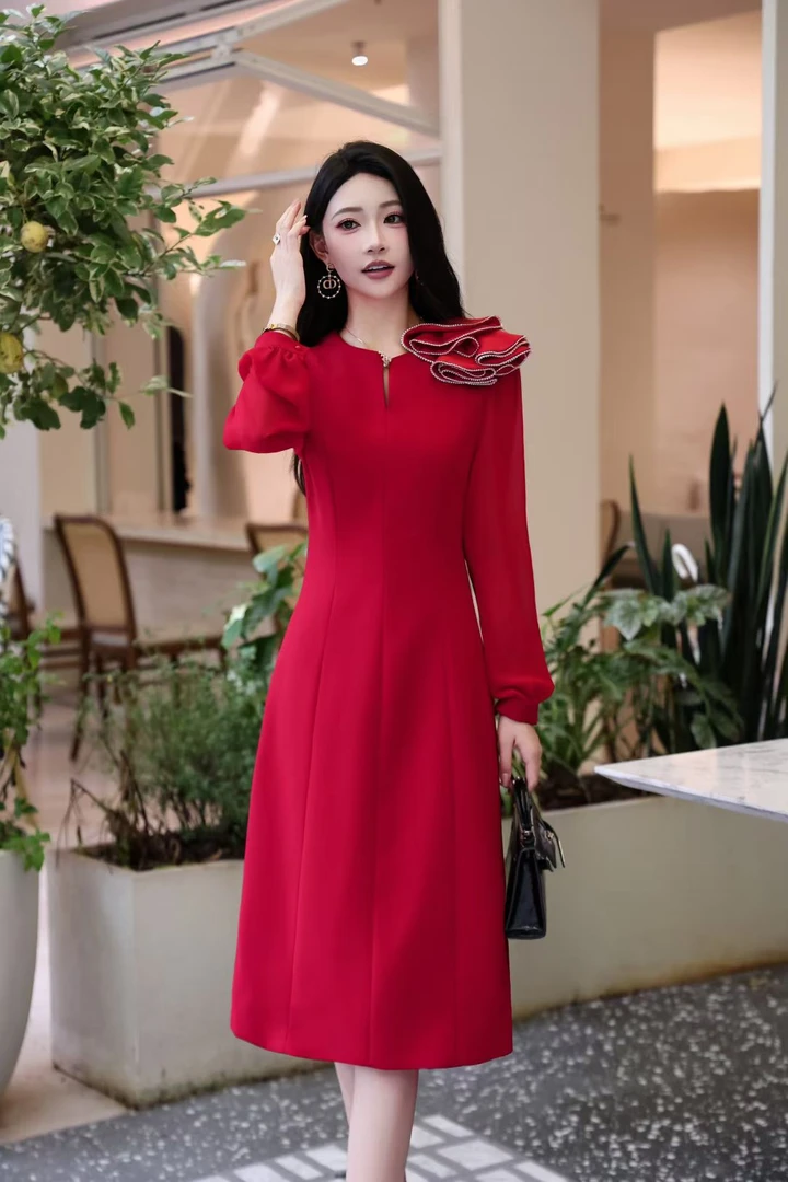 2025年早秋独特别致御姐风女神范短裙重工连衣裙六六肩订花夹链条