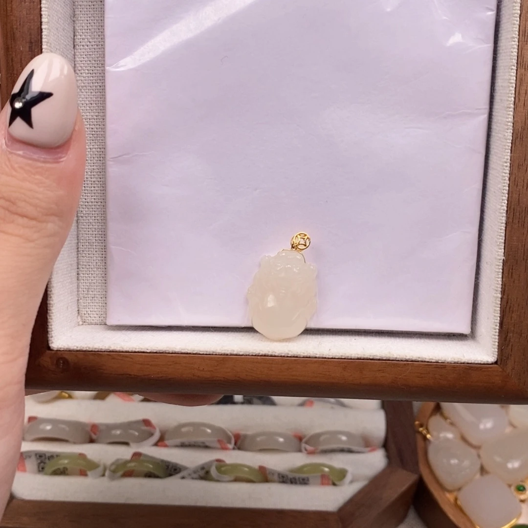 颈饰18K金镶嵌和田玉貔貅