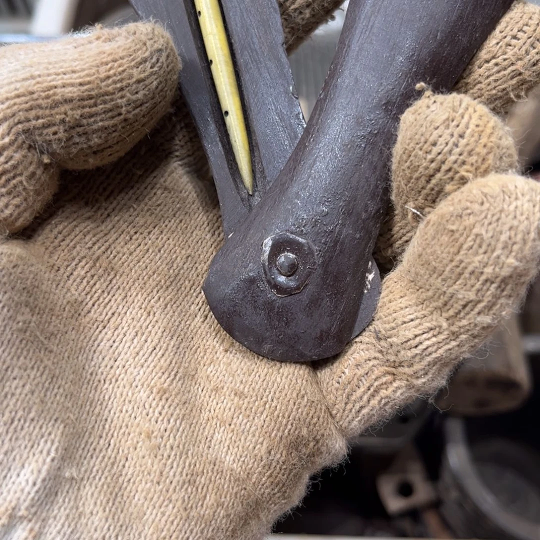 青***草一物一图，工艺品。