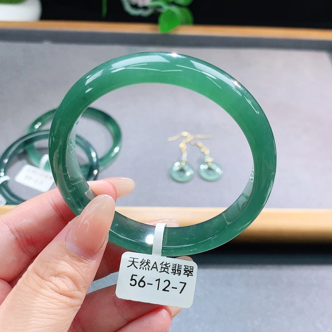 未镶嵌手镯（圆镯）翡翠