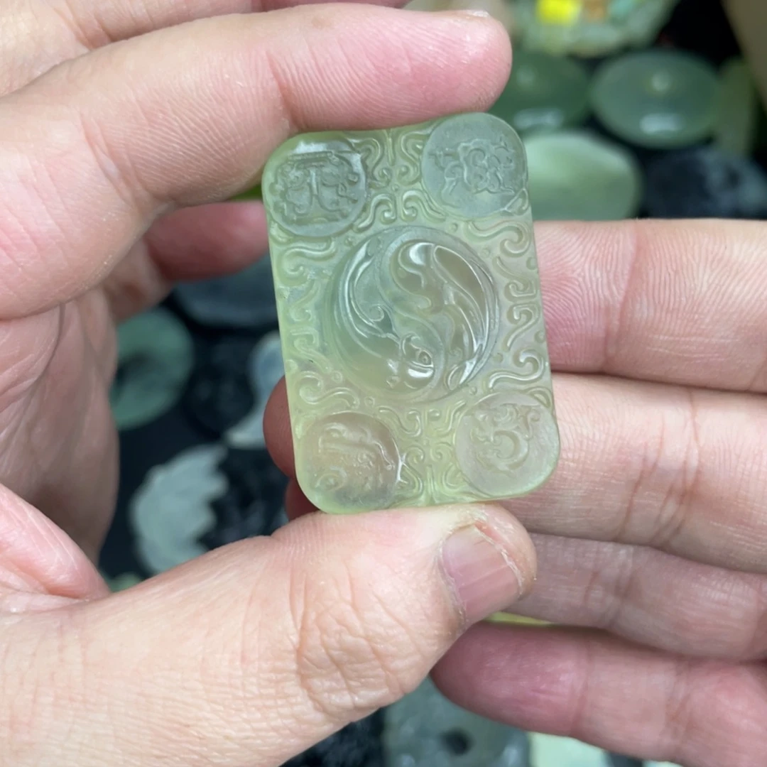 君***陌岫玉未镶嵌颈饰双鱼