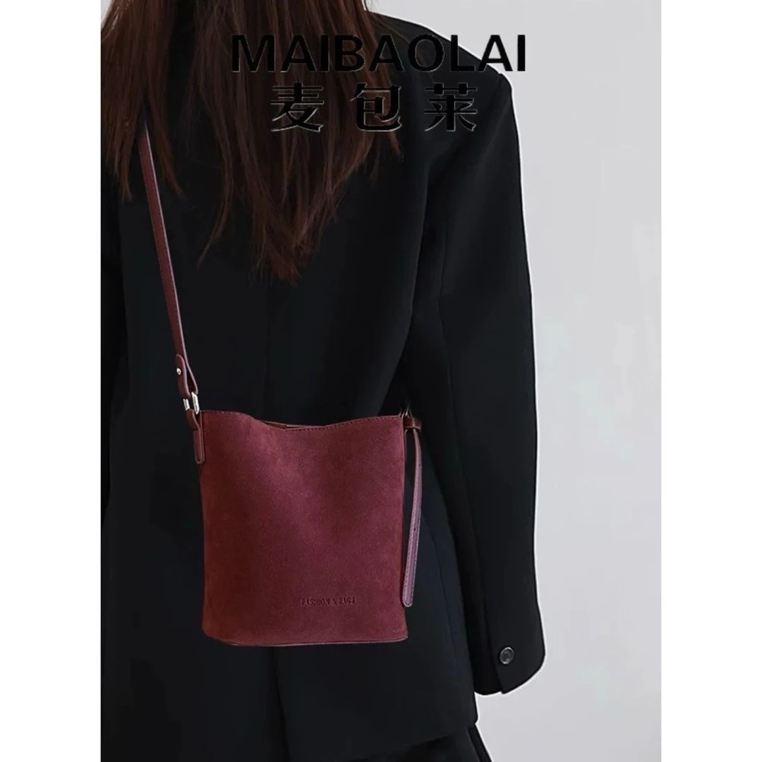 红色麂皮绒磨砂水桶包包女2025新款轻奢小众设计高级感通勤斜挎包