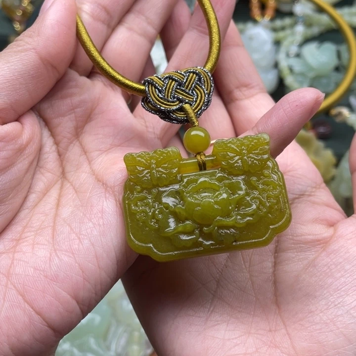 蛇纹石玉吊坠合金