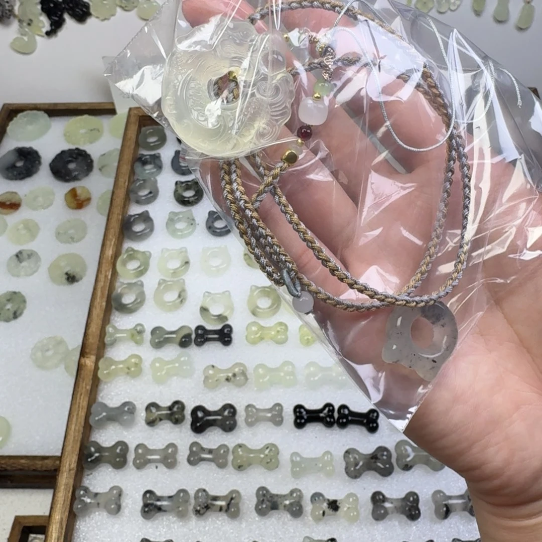 白***.蛇纹石玉未镶嵌项链