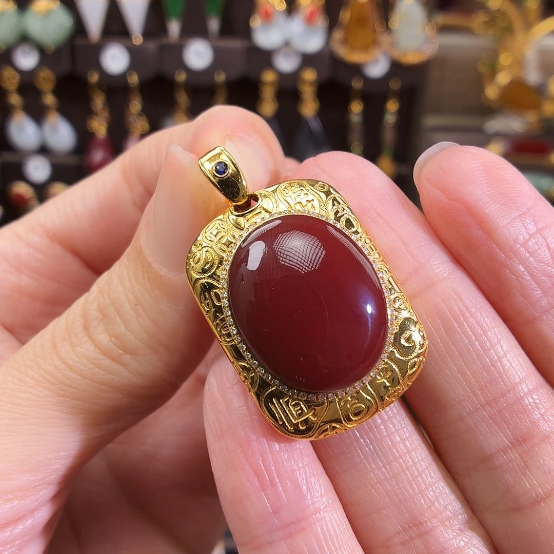 18K金镶嵌吊坠南红玛瑙