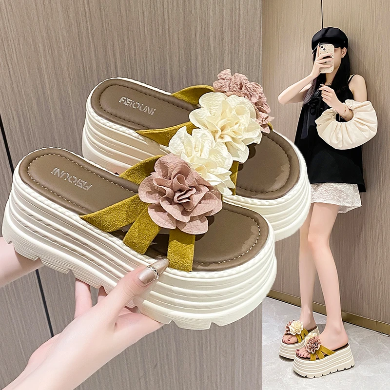 2025增高防滑百搭平跟日常坡跟网红凉鞋厚底夏季修面花朵一字拖