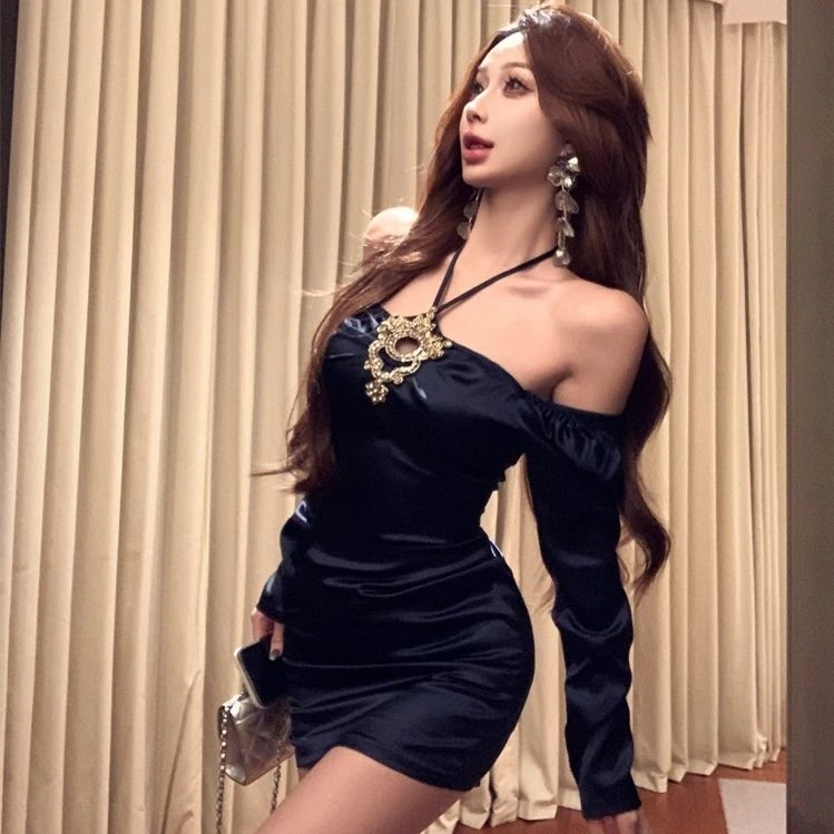 镶钻缎面连衣裙女2024秋冬纯欲性感一字肩挂脖包臀裙打底内搭裙子