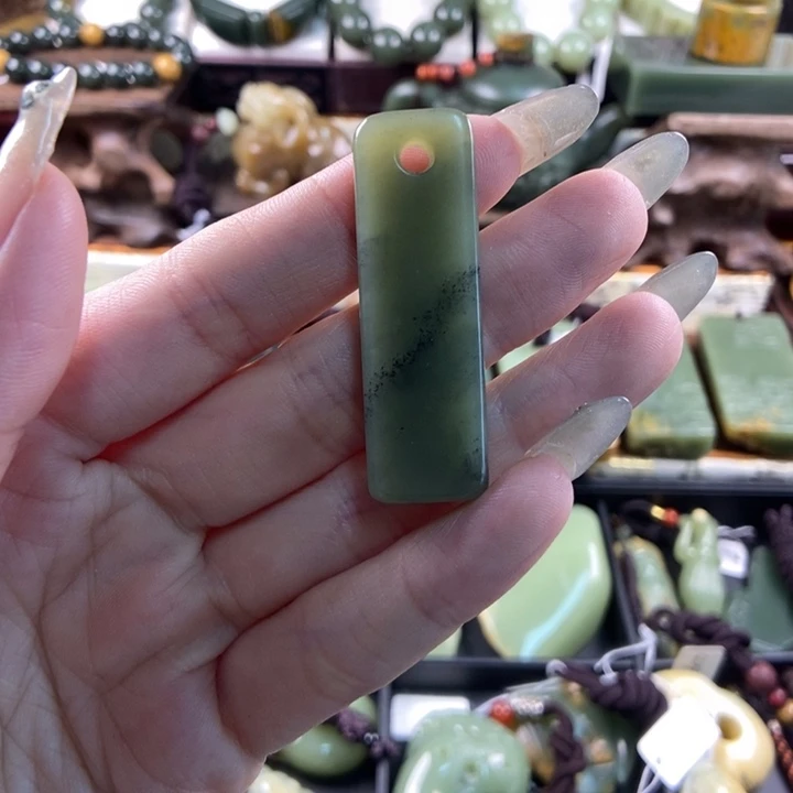 颈饰未镶嵌透闪石质玉