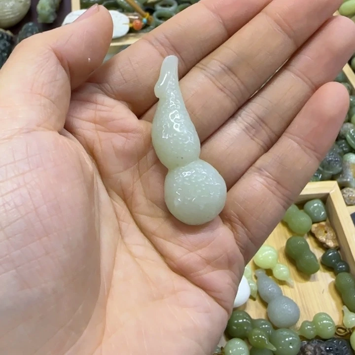 颈饰未镶嵌岫岩河磨玉（透闪石质玉）